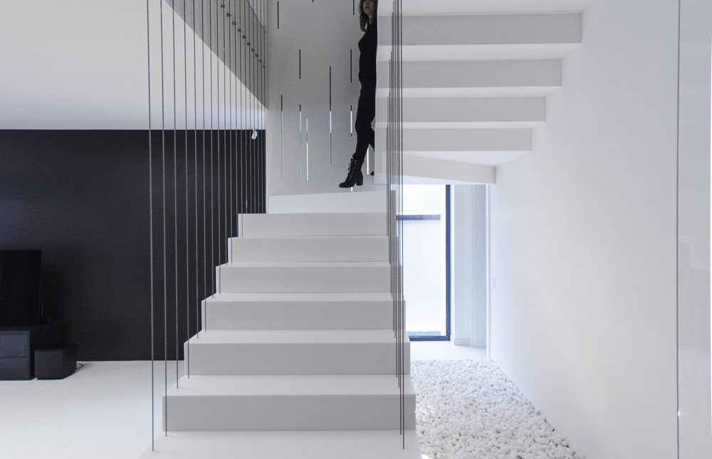 Proiect al arhitectului Claudiu Toma de la Parasite Studio în care luxul minimalist este furnizat în formă pură, acest proiect de scară suspendată doar în cabluri vine cu soluții constructive cu adevărat provocatoare și utilizează numai materiale contemporane ale căror proprietăți fac ca acestea să fie unice: permit fabricație dintr-o bucată fără îmbinări vizibile, treptele scării părând turnate, rezistență la […] Mai mult…