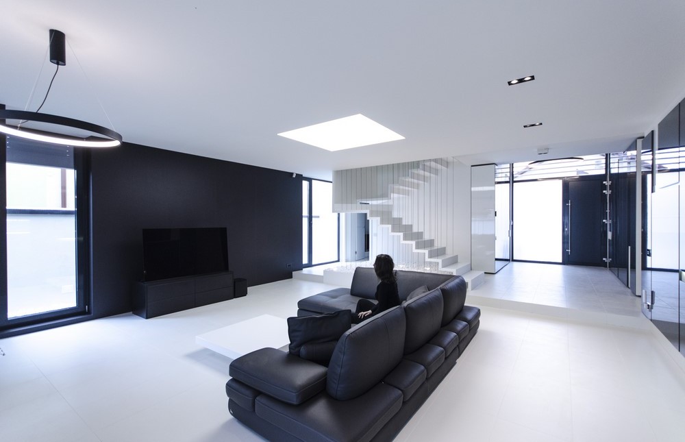 Proiect al arhitectului Claudiu Toma de la Parasite Studio în care luxul minimalist este furnizat în formă pură, acest proiect de scară suspendată doar în cabluri vine cu soluții constructive cu adevărat provocatoare și utilizează numai materiale contemporane ale căror proprietăți fac ca acestea să fie unice: permit fabricație dintr-o bucată fără îmbinări vizibile, treptele scării părând turnate, rezistență la […] Mai mult…