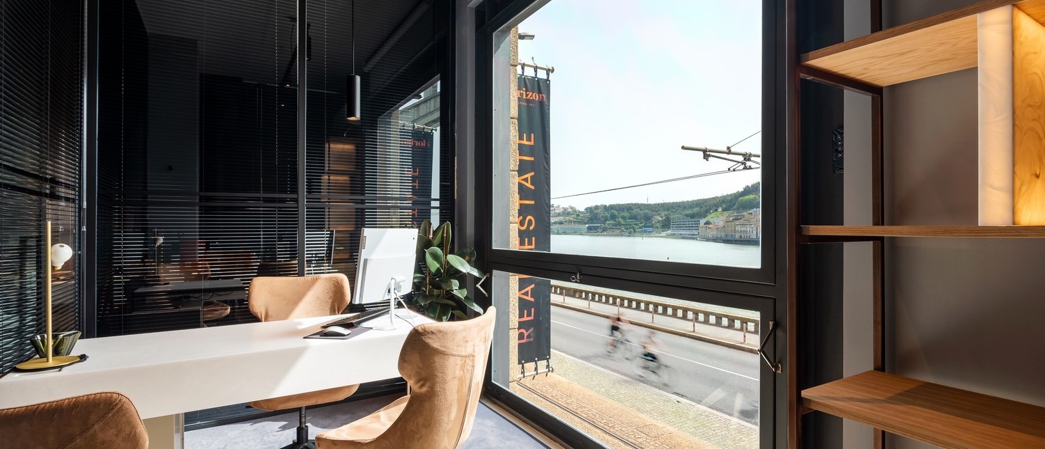 Conceptul initial al sediului pentru Horizon Building INC. si Davos&Co din Porto, Portugalia, a fost dezvoltat de firma de arhitectura si design Edico Limitada- Arquitetura e Design LDA, avand la baza un spatiu vibrant, cu culori pastelate si o estetica luxoasa, dar simpla, care ar putea servi atat ca loc de munca cat si ca galerie pentru prezentarea diverselor proiecte […] Mai mult…