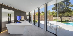 Firma olandeza de arhitectura 123DV a fost angajata pentru a finaliza aceasta impresionanta casa de familie situata pe Costa de Sol din Spania. Bucataria open space care este conectata natura prin suprafete vitrate, cu vedere panoramica la piscina, are ca piesa centrala o insula de bucatarie impresionanta intr-un design geometric, fabricata din HIMACS.

Cool Blue, proiectat de firma de arhitectura 123DV, […] Mai mult…