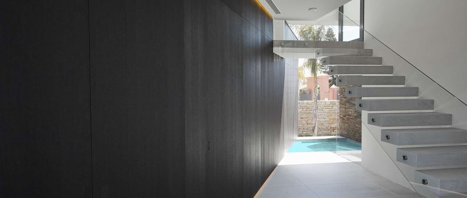 Firma olandeza de arhitectura 123DV a fost angajata pentru a finaliza aceasta impresionanta casa de familie situata pe Costa de Sol din Spania. Bucataria open space care este conectata natura prin suprafete vitrate, cu vedere panoramica la piscina, are ca piesa centrala o insula de bucatarie impresionanta intr-un design geometric, fabricata din HIMACS.

Cool Blue, proiectat de firma de arhitectura 123DV, […] Mai mult…