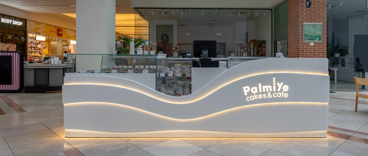 Într-un spațiu comercial dinamic, cum este un mall, designul unui punct de vânzare joacă un rol esențial în atragerea clienților. Insula comercială Palmiye Cakes & Cafe este un exemplu excelent de cum materialele premium și conceptul de design pot transforma un spațiu mic într-un element de impact vizual major.

Realizată din HI-MACS, un material compozit solid de înaltă calitate, această insulă […] Mai mult…