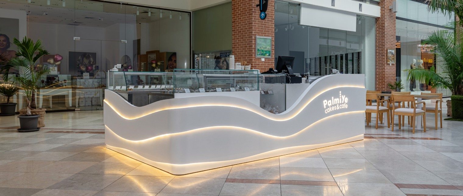 Într-un spațiu comercial dinamic, cum este un mall, designul unui punct de vânzare joacă un rol esențial în atragerea clienților. Insula comercială Palmiye Cakes & Cafe este un exemplu excelent de cum materialele premium și conceptul de design pot transforma un spațiu mic într-un element de impact vizual major.

Realizată din HI-MACS, un material compozit solid de înaltă calitate, această insulă […] Mai mult…