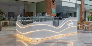 Într-un spațiu comercial dinamic, cum este un mall, designul unui punct de vânzare joacă un rol esențial în atragerea clienților. Insula comercială Palmiye Cakes & Cafe este un exemplu excelent de cum materialele premium și conceptul de design pot transforma un spațiu mic într-un element de impact vizual major.

Realizată din HI-MACS, un material compozit solid de înaltă calitate, această insulă […] Mai mult…