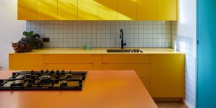 Utilizarea îndrăzneață a culorilor este un mod puternic de a face o declarație de design. Această bucătărie remarcabilă, parte dintr-o renovare completă a unei locuințe realizate de CATO creative, integrează blocuri de culori vibrante pentru a diferenția zonele și funcțiile, creând un spațiu plin de energie și veselie.

Două nuanțe din portofoliul variat HIMACS adaugă un plus de impact vizual: portocaliul […] Mai mult…