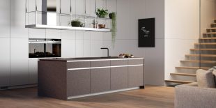 Mocha Mousse va avea un impact major în tendințele cromatice ale anului 2025. Declarată Culoarea Anului de către Pantone Color Institute, această nuanță caldă și subtilă aduce o reinterpretare rafinată a maroului clasic, combinând eleganța naturală cu un aer de lux discret. Versatilă și plină de căldură, este alegerea ideală pentru crearea unor spații care transmit calm, confort și o […] Mai mult…