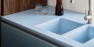 Într-un apartament din Varșovia cu un farmec arhitectural aparte, noii proprietari au urmărit să păstreze caracterul original al spațiului, aducându-i totodată un plus de funcționalitate. Compartimentarea a fost regândită cu grijă pentru a răspunde stilului de viață contemporan, iar renovarea atent realizată a creat un echilibru subtil între elementele moderne și detaliile clasice. Materiale contemporane de calitate, precum HIMACS, au […] Mai mult…