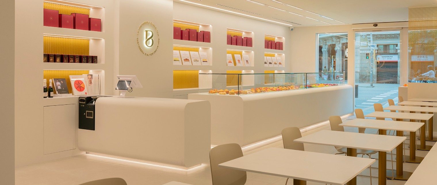La Pastisseria Barcelona, sub conducerea artizanilor Josep Maria Rodríguez Guerola, World Pastry Champion 2011, și Ana Jarquín, Revelation Pastry Chef 2019, deschide un nou capitol odată cu renovarea completă a locației sale de pe strada Aragón din Barcelona.

Noua amenajare transformă spațiul într-un ambient luminos și primitor, în care materiale premium, precum HIMACS, sunt utilizate pentru a pune în evidență vitrina […] Mai mult…