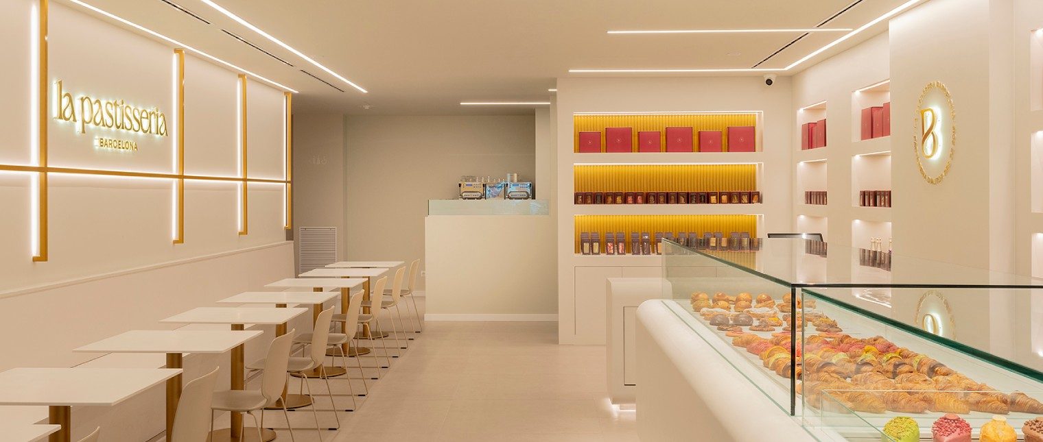 La Pastisseria Barcelona, sub conducerea artizanilor Josep Maria Rodríguez Guerola, World Pastry Champion 2011, și Ana Jarquín, Revelation Pastry Chef 2019, deschide un nou capitol odată cu renovarea completă a locației sale de pe strada Aragón din Barcelona.

Noua amenajare transformă spațiul într-un ambient luminos și primitor, în care materiale premium, precum HIMACS, sunt utilizate pentru a pune în evidență vitrina […] Mai mult…