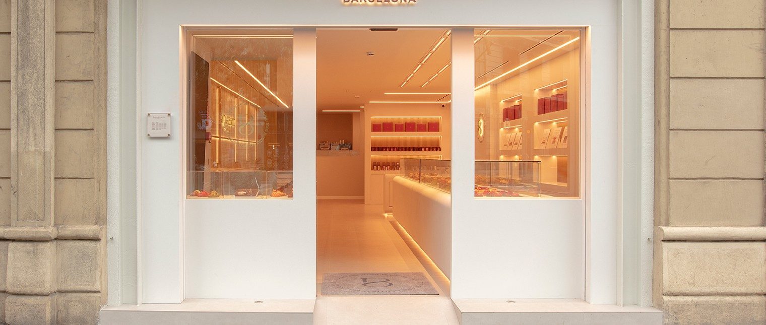 La Pastisseria Barcelona, sub conducerea artizanilor Josep Maria Rodríguez Guerola, World Pastry Champion 2011, și Ana Jarquín, Revelation Pastry Chef 2019, deschide un nou capitol odată cu renovarea completă a locației sale de pe strada Aragón din Barcelona.

Noua amenajare transformă spațiul într-un ambient luminos și primitor, în care materiale premium, precum HIMACS, sunt utilizate pentru a pune în evidență vitrina […] Mai mult…