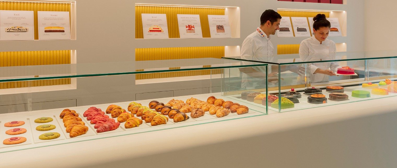 La Pastisseria Barcelona, sub conducerea artizanilor Josep Maria Rodríguez Guerola, World Pastry Champion 2011, și Ana Jarquín, Revelation Pastry Chef 2019, deschide un nou capitol odată cu renovarea completă a locației sale de pe strada Aragón din Barcelona.

Noua amenajare transformă spațiul într-un ambient luminos și primitor, în care materiale premium, precum HIMACS, sunt utilizate pentru a pune în evidență vitrina […] Mai mult…