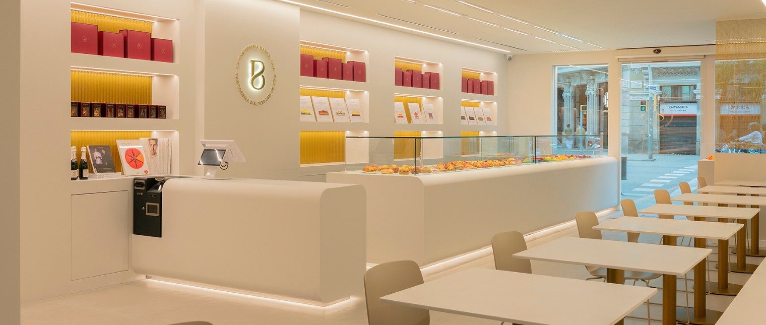 La Pastisseria Barcelona, sub conducerea artizanilor Josep Maria Rodríguez Guerola, World Pastry Champion 2011, și Ana Jarquín, Revelation Pastry Chef 2019, deschide un nou capitol odată cu renovarea completă a locației sale de pe strada Aragón din Barcelona.

Noua amenajare transformă spațiul într-un ambient luminos și primitor, în care materiale premium, precum HIMACS, sunt utilizate pentru a pune în evidență vitrina […] Mai mult…