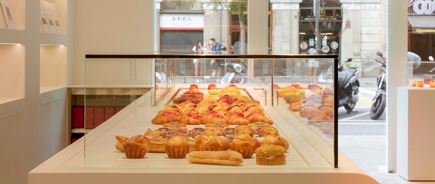 La Pastisseria Barcelona, sub conducerea artizanilor Josep Maria Rodríguez Guerola, World Pastry Champion 2011, și Ana Jarquín, Revelation Pastry Chef 2019, deschide un nou capitol odată cu renovarea completă a locației sale de pe strada Aragón din Barcelona.

Noua amenajare transformă spațiul într-un ambient luminos și primitor, în care materiale premium, precum HIMACS, sunt utilizate pentru a pune în evidență vitrina […] Mai mult…