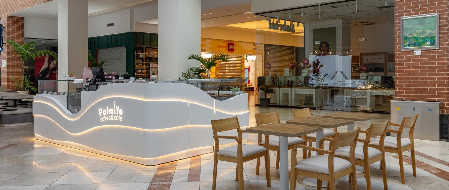 Într-un spațiu comercial dinamic, cum este un mall, designul unui punct de vânzare joacă un rol esențial în atragerea clienților. Insula comercială Palmiye Cakes & Cafe este un exemplu excelent de cum materialele premium și conceptul de design pot transforma un spațiu mic într-un element de impact vizual major.

Realizată din HI-MACS, un material compozit solid de înaltă calitate, această insulă […] Mai mult…
