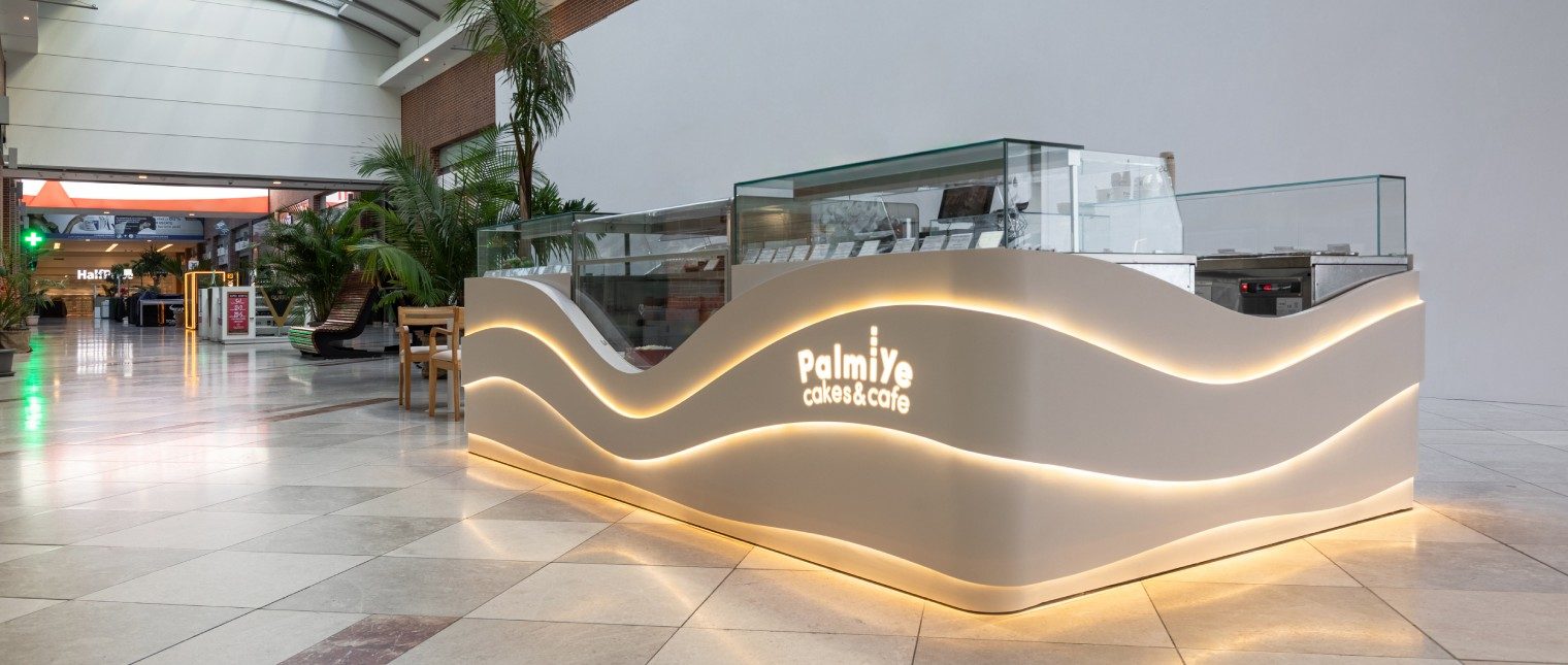 Într-un spațiu comercial dinamic, cum este un mall, designul unui punct de vânzare joacă un rol esențial în atragerea clienților. Insula comercială Palmiye Cakes & Cafe este un exemplu excelent de cum materialele premium și conceptul de design pot transforma un spațiu mic într-un element de impact vizual major.

Realizată din HI-MACS, un material compozit solid de înaltă calitate, această insulă […] Mai mult…