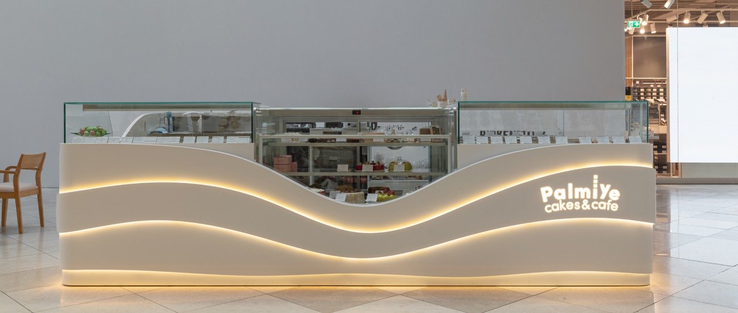 Într-un spațiu comercial dinamic, cum este un mall, designul unui punct de vânzare joacă un rol esențial în atragerea clienților. Insula comercială Palmiye Cakes & Cafe este un exemplu excelent de cum materialele premium și conceptul de design pot transforma un spațiu mic într-un element de impact vizual major.

Realizată din HI-MACS, un material compozit solid de înaltă calitate, această insulă […] Mai mult…