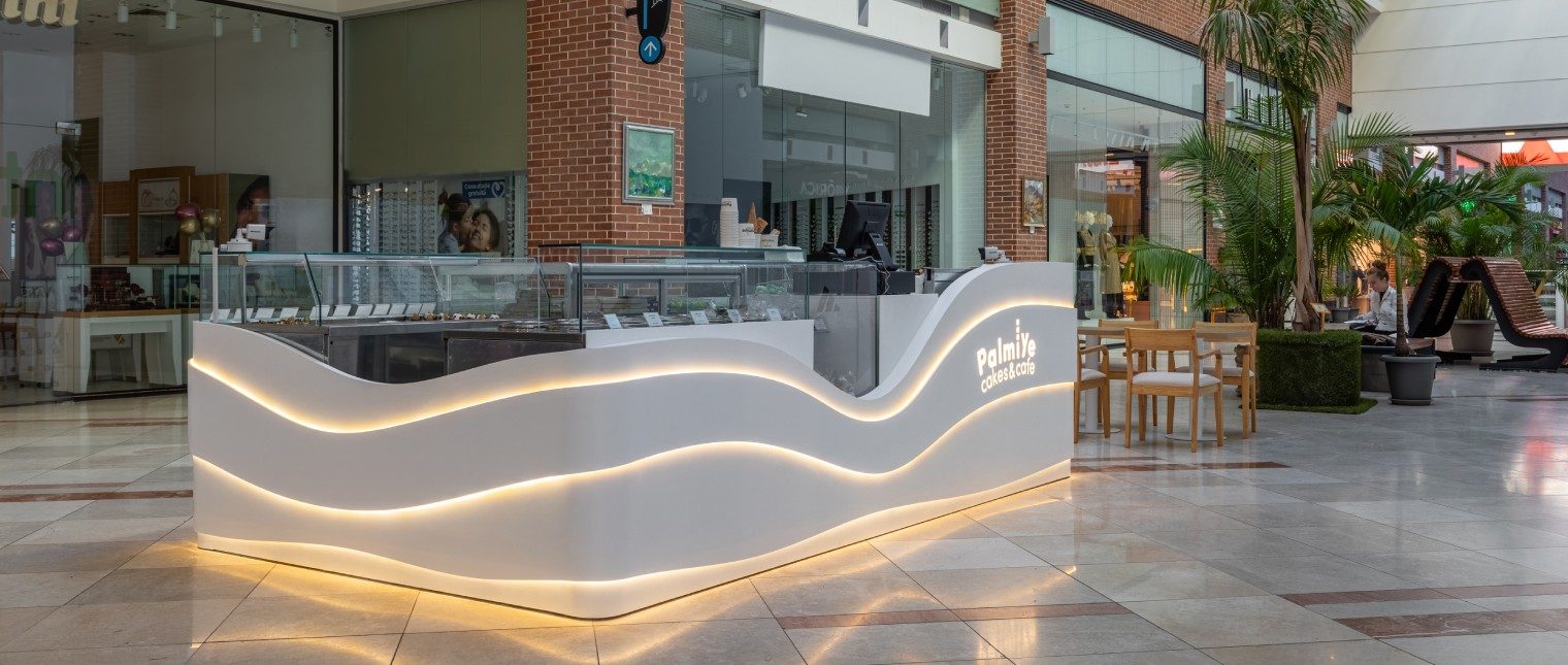 Într-un spațiu comercial dinamic, cum este un mall, designul unui punct de vânzare joacă un rol esențial în atragerea clienților. Insula comercială Palmiye Cakes & Cafe este un exemplu excelent de cum materialele premium și conceptul de design pot transforma un spațiu mic într-un element de impact vizual major.

Realizată din HI-MACS, un material compozit solid de înaltă calitate, această insulă […] Mai mult…