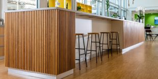 Omul de afaceri olandez Barry Verdel și-a dorit să ducă compania sa de tehnologie, Verdel Digitaal Partner, la un nou nivel. Cu acest scop, și-a propus să creeze un spațiu inspirațional, dedicat atât dezvoltării afacerii, cât și bunăstării angajaților. Astfel, studioul Design & Meer, responsabil de design și execuție, alături de arhitecții de la VRP, au inițiat un proiect de […] Mai mult…