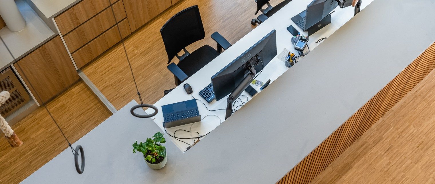 Omul de afaceri olandez Barry Verdel și-a dorit să ducă compania sa de tehnologie, Verdel Digitaal Partner, la un nou nivel. Cu acest scop, și-a propus să creeze un spațiu inspirațional, dedicat atât dezvoltării afacerii, cât și bunăstării angajaților. Astfel, studioul Design & Meer, responsabil de design și execuție, alături de arhitecții de la VRP, au inițiat un proiect de […] Mai mult…