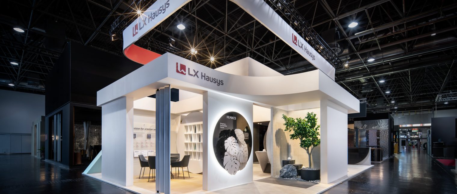La EuroShop 2026 de la Düsseldorf (22–26 februarie), LX Hausys și-a prezentat cele mai recente soluții dedicate industriei internaționale de retail printr-un stand spectaculos, conceput de studioul multidisciplinar COAST. Definit de volume ample și forme sculpturale realizate din materialul solid surface HIMACS, spațiul expozițional a evidențiat versatilitatea materialului, suprafețele continue fără îmbinări vizibile și posibilitățile avansate de termoformare.

„Suntem extrem de […] Mai mult…