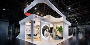 La EuroShop 2026 de la Düsseldorf (22–26 februarie), LX Hausys și-a prezentat cele mai recente soluții dedicate industriei internaționale de retail printr-un stand spectaculos, conceput de studioul multidisciplinar COAST. Definit de volume ample și forme sculpturale realizate din materialul solid surface HIMACS, spațiul expozițional a evidențiat versatilitatea materialului, suprafețele continue fără îmbinări vizibile și posibilitățile avansate de termoformare.

„Suntem extrem de […] Mai mult…