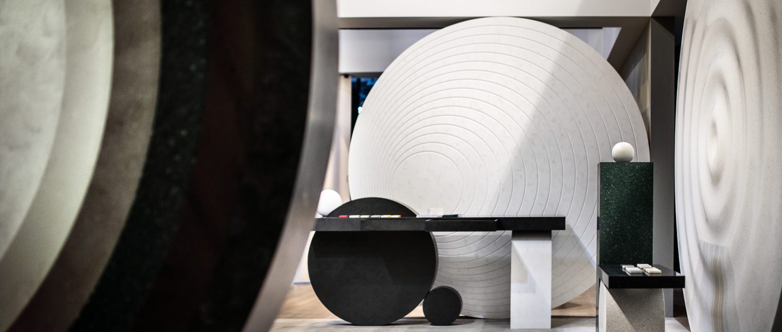 La EuroShop 2026 de la Düsseldorf (22–26 februarie), LX Hausys și-a prezentat cele mai recente soluții dedicate industriei internaționale de retail printr-un stand spectaculos, conceput de studioul multidisciplinar COAST. Definit de volume ample și forme sculpturale realizate din materialul solid surface HIMACS, spațiul expozițional a evidențiat versatilitatea materialului, suprafețele continue fără îmbinări vizibile și posibilitățile avansate de termoformare.

„Suntem extrem de […] Mai mult…