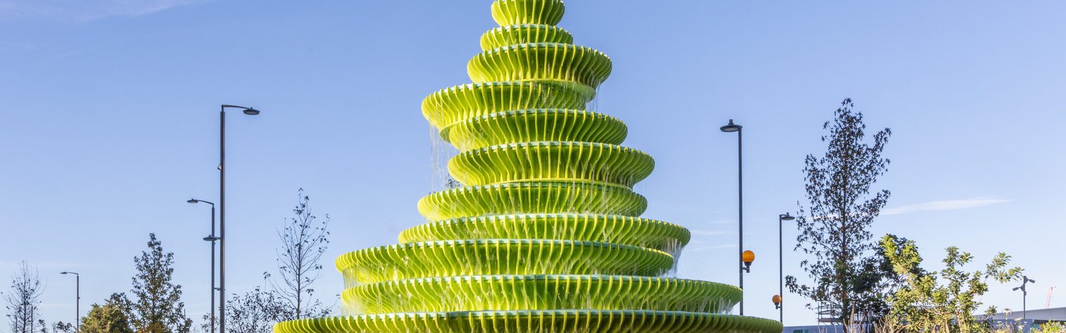 Creată de NEON pentru Brent Cross Town, fântâna „Neighbourhood Square” aduce o nouă interpretare a fântânii urbane tradiționale, transformând-o într-o instalație sculpturală contemporană cu o prezență vizuală puternică. Pentru realizarea proiectului a fost ales materialul Solid Surface HIMACS, datorită preciziei, durabilității și flexibilității sale în modelarea unor forme complexe și fluide.





De-a lungul timpului, fântânile au devenit repere ale spațiului public […] Mai mult…
