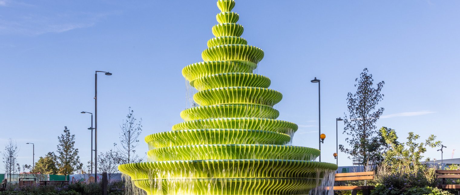 Creată de NEON pentru Brent Cross Town, fântâna „Neighbourhood Square” aduce o nouă interpretare a fântânii urbane tradiționale, transformând-o într-o instalație sculpturală contemporană cu o prezență vizuală puternică. Pentru realizarea proiectului a fost ales materialul Solid Surface HIMACS, datorită preciziei, durabilității și flexibilității sale în modelarea unor forme complexe și fluide.





De-a lungul timpului, fântânile au devenit repere ale spațiului public […] Mai mult…