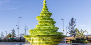 Creată de NEON pentru Brent Cross Town, fântâna „Neighbourhood Square” aduce o nouă interpretare a fântânii urbane tradiționale, transformând-o într-o instalație sculpturală contemporană cu o prezență vizuală puternică. Pentru realizarea proiectului a fost ales materialul Solid Surface HIMACS, datorită preciziei, durabilității și flexibilității sale în modelarea unor forme complexe și fluide.





De-a lungul timpului, fântânile au devenit repere ale spațiului public […] Mai mult…
