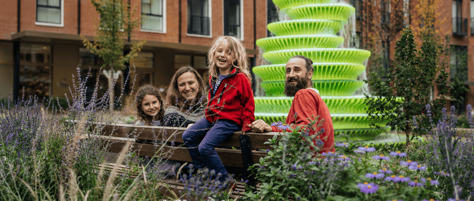 Creată de NEON pentru Brent Cross Town, fântâna „Neighbourhood Square” aduce o nouă interpretare a fântânii urbane tradiționale, transformând-o într-o instalație sculpturală contemporană cu o prezență vizuală puternică. Pentru realizarea proiectului a fost ales materialul Solid Surface HIMACS, datorită preciziei, durabilității și flexibilității sale în modelarea unor forme complexe și fluide.





De-a lungul timpului, fântânile au devenit repere ale spațiului public […] Mai mult…