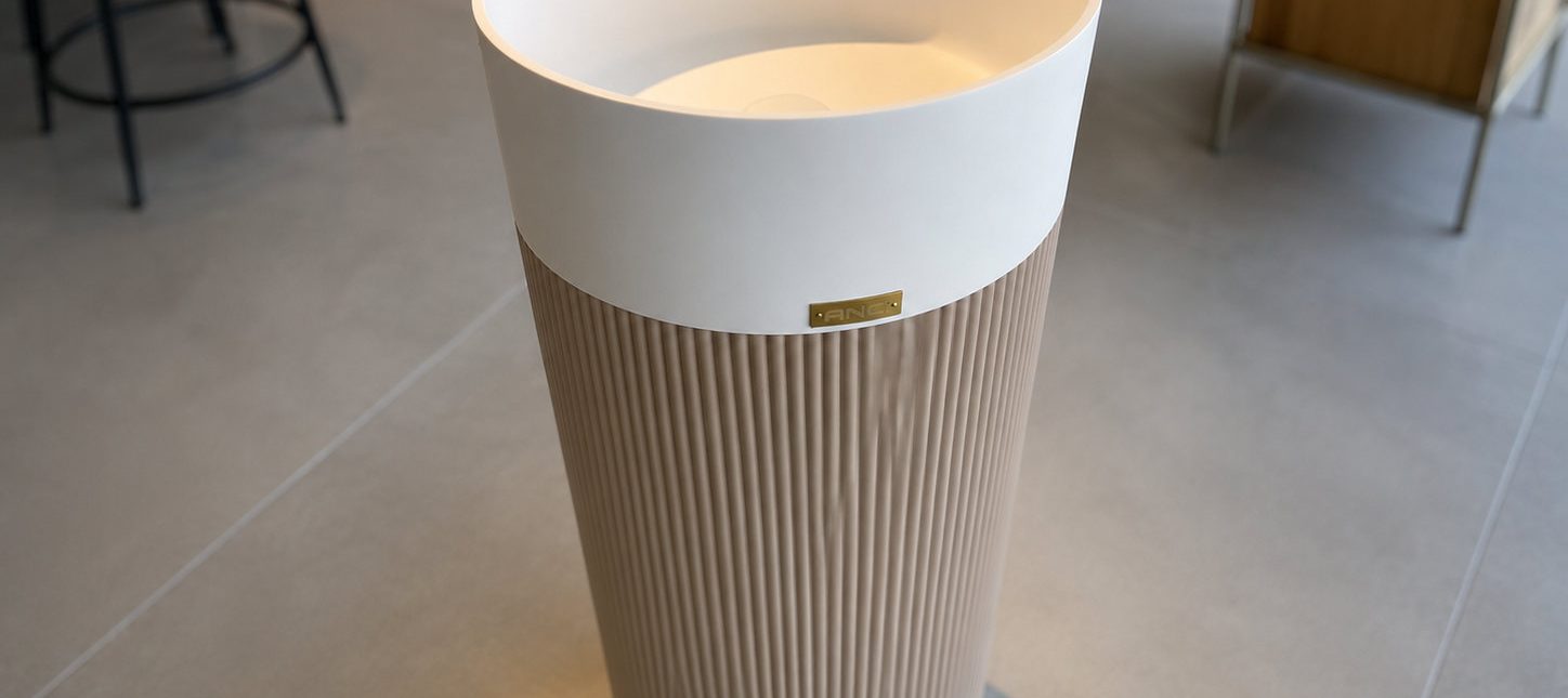 Designul exclusivist și atenția pentru detalii definesc lavoarul freestanding Circle, creat de brandul portughez ANG. În acest proiect, HIMACS joacă un rol esențial, prin integrarea lavoarului de blat RCB330C cu o coloană realizată la comandă, disponibilă într-o varietate de materiale, rezultând o compoziție sculpturală cu un caracter contemporan puternic.
Conceput ca o piesă personalizată, realizată integral pe măsura fiecărui proiect, Circle […] Mai mult…