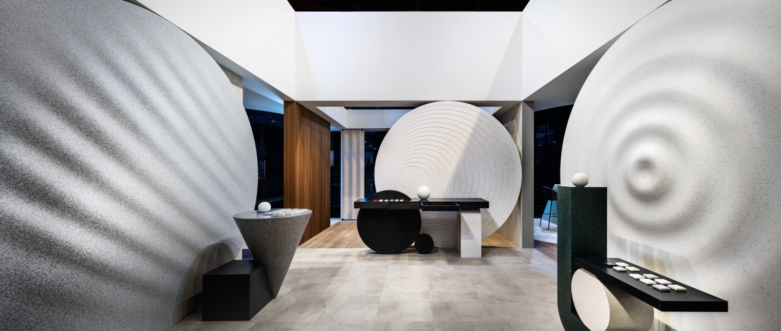 La EuroShop 2026 de la Düsseldorf (22–26 februarie), LX Hausys și-a prezentat cele mai recente soluții dedicate industriei internaționale de retail printr-un stand spectaculos, conceput de studioul multidisciplinar COAST. Definit de volume ample și forme sculpturale realizate din materialul solid surface HIMACS, spațiul expozițional a evidențiat versatilitatea materialului, suprafețele continue fără îmbinări vizibile și posibilitățile avansate de termoformare.

„Suntem extrem de […] Mai mult…