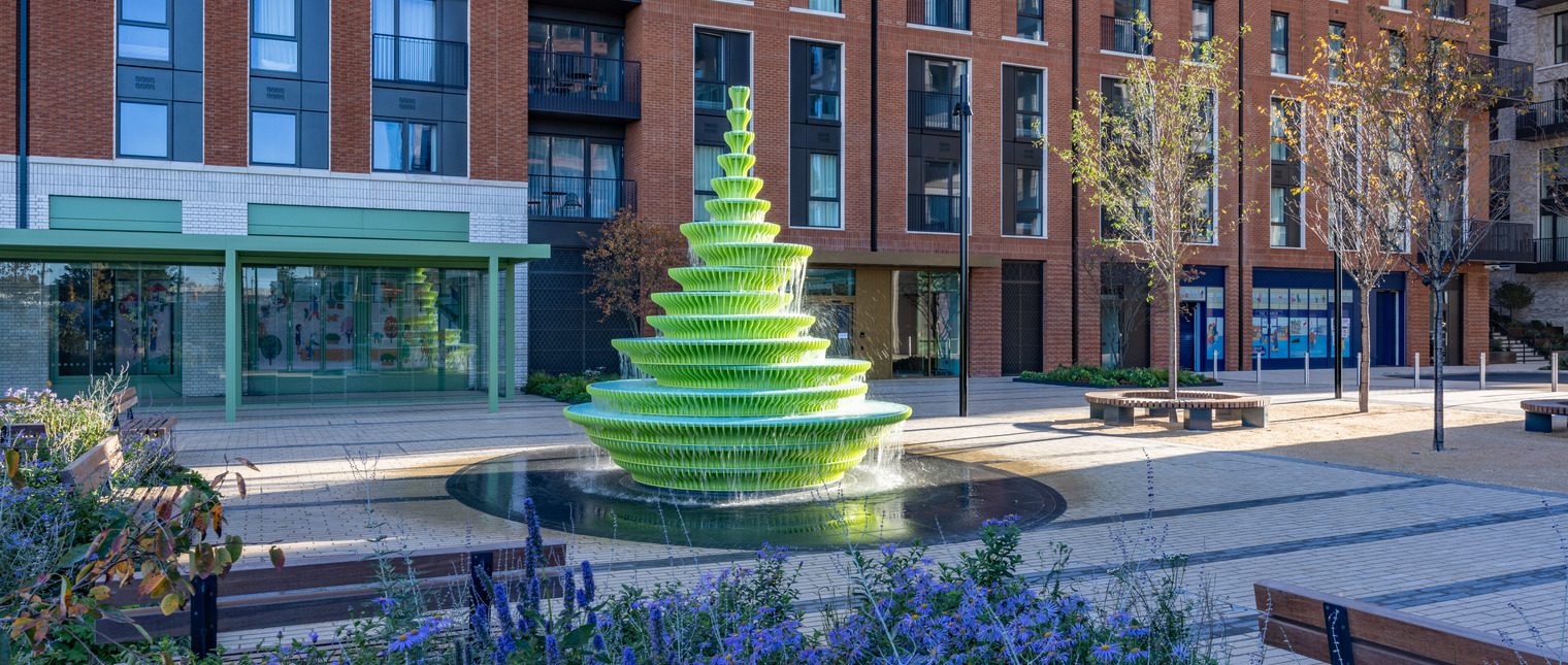 Creată de NEON pentru Brent Cross Town, fântâna „Neighbourhood Square” aduce o nouă interpretare a fântânii urbane tradiționale, transformând-o într-o instalație sculpturală contemporană cu o prezență vizuală puternică. Pentru realizarea proiectului a fost ales materialul Solid Surface HIMACS, datorită preciziei, durabilității și flexibilității sale în modelarea unor forme complexe și fluide.





De-a lungul timpului, fântânile au devenit repere ale spațiului public […] Mai mult…