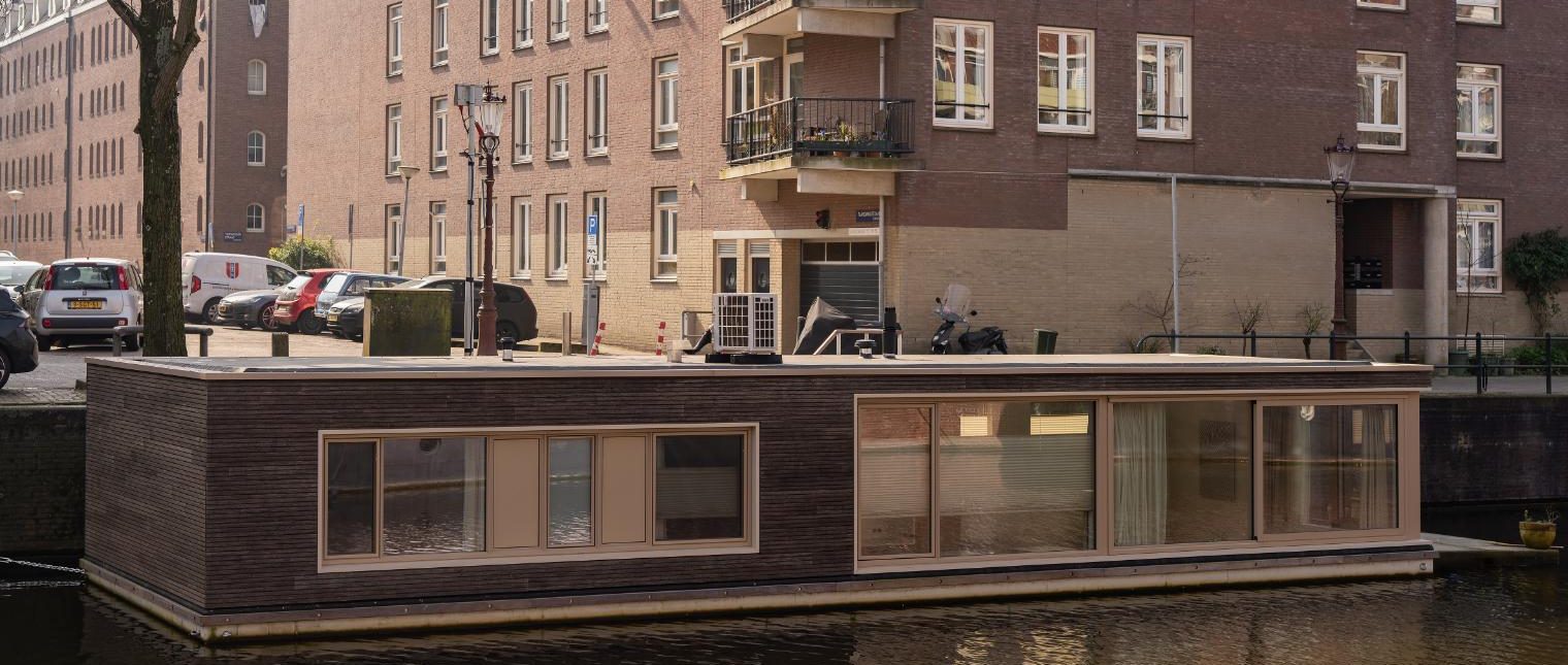 O locuință plutitoare redefinită prin design și durabilitate




Pe unul dintre canalele istorice ale Amsterdamului, o casă plutitoare contemporană demonstrează cum arhitectura și designul interior pot transforma locuirea pe apă într-o experiență confortabilă și sofisticată. Interioarele minimaliste, atent proiectate, păstrează farmecul specific acestor locuințe emblematice, răspunzând în același timp exigențelor stilului de viață modern.

În întregul proiect, materialul Solid Surface HIMACS contribuie […] Mai mult…