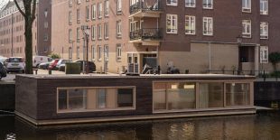 O locuință plutitoare redefinită prin design și durabilitate




Pe unul dintre canalele istorice ale Amsterdamului, o casă plutitoare contemporană demonstrează cum arhitectura și designul interior pot transforma locuirea pe apă într-o experiență confortabilă și sofisticată. Interioarele minimaliste, atent proiectate, păstrează farmecul specific acestor locuințe emblematice, răspunzând în același timp exigențelor stilului de viață modern.

În întregul proiect, materialul Solid Surface HIMACS contribuie […] Mai mult…
