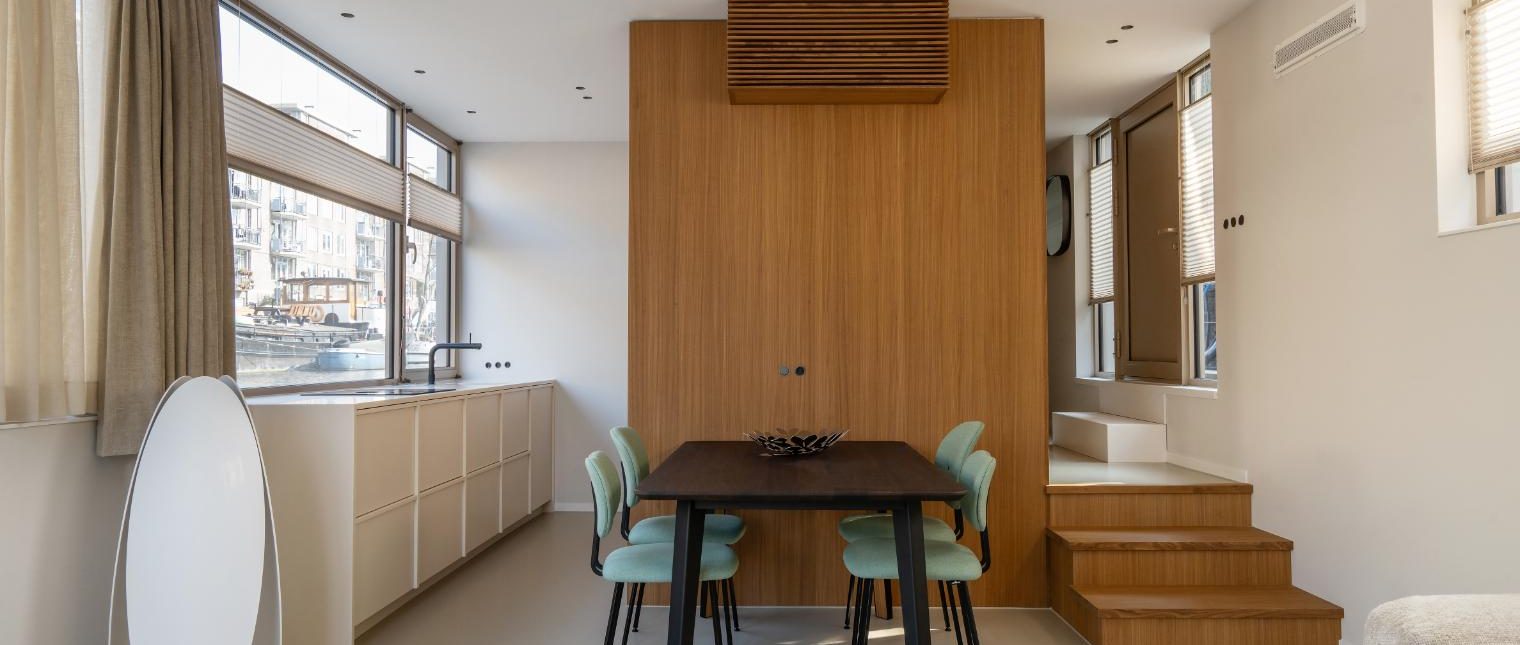 O locuință plutitoare redefinită prin design și durabilitate




Pe unul dintre canalele istorice ale Amsterdamului, o casă plutitoare contemporană demonstrează cum arhitectura și designul interior pot transforma locuirea pe apă într-o experiență confortabilă și sofisticată. Interioarele minimaliste, atent proiectate, păstrează farmecul specific acestor locuințe emblematice, răspunzând în același timp exigențelor stilului de viață modern.

În întregul proiect, materialul Solid Surface HIMACS contribuie […] Mai mult…