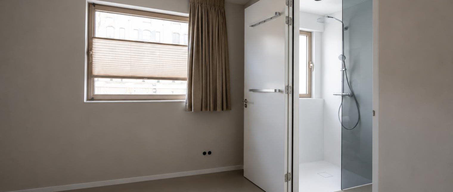 O locuință plutitoare redefinită prin design și durabilitate




Pe unul dintre canalele istorice ale Amsterdamului, o casă plutitoare contemporană demonstrează cum arhitectura și designul interior pot transforma locuirea pe apă într-o experiență confortabilă și sofisticată. Interioarele minimaliste, atent proiectate, păstrează farmecul specific acestor locuințe emblematice, răspunzând în același timp exigențelor stilului de viață modern.

În întregul proiect, materialul Solid Surface HIMACS contribuie […] Mai mult…