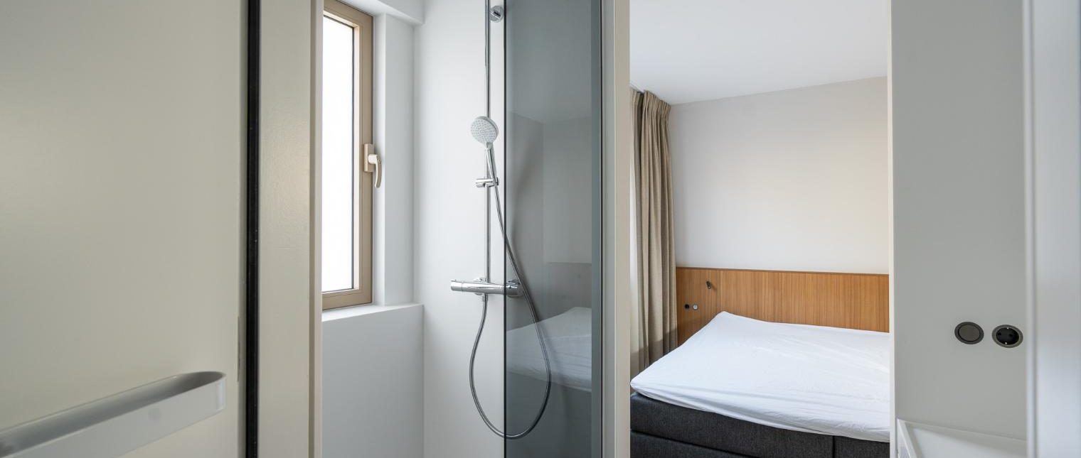 O locuință plutitoare redefinită prin design și durabilitate




Pe unul dintre canalele istorice ale Amsterdamului, o casă plutitoare contemporană demonstrează cum arhitectura și designul interior pot transforma locuirea pe apă într-o experiență confortabilă și sofisticată. Interioarele minimaliste, atent proiectate, păstrează farmecul specific acestor locuințe emblematice, răspunzând în același timp exigențelor stilului de viață modern.

În întregul proiect, materialul Solid Surface HIMACS contribuie […] Mai mult…