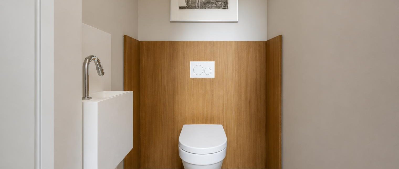 O locuință plutitoare redefinită prin design și durabilitate




Pe unul dintre canalele istorice ale Amsterdamului, o casă plutitoare contemporană demonstrează cum arhitectura și designul interior pot transforma locuirea pe apă într-o experiență confortabilă și sofisticată. Interioarele minimaliste, atent proiectate, păstrează farmecul specific acestor locuințe emblematice, răspunzând în același timp exigențelor stilului de viață modern.

În întregul proiect, materialul Solid Surface HIMACS contribuie […] Mai mult…