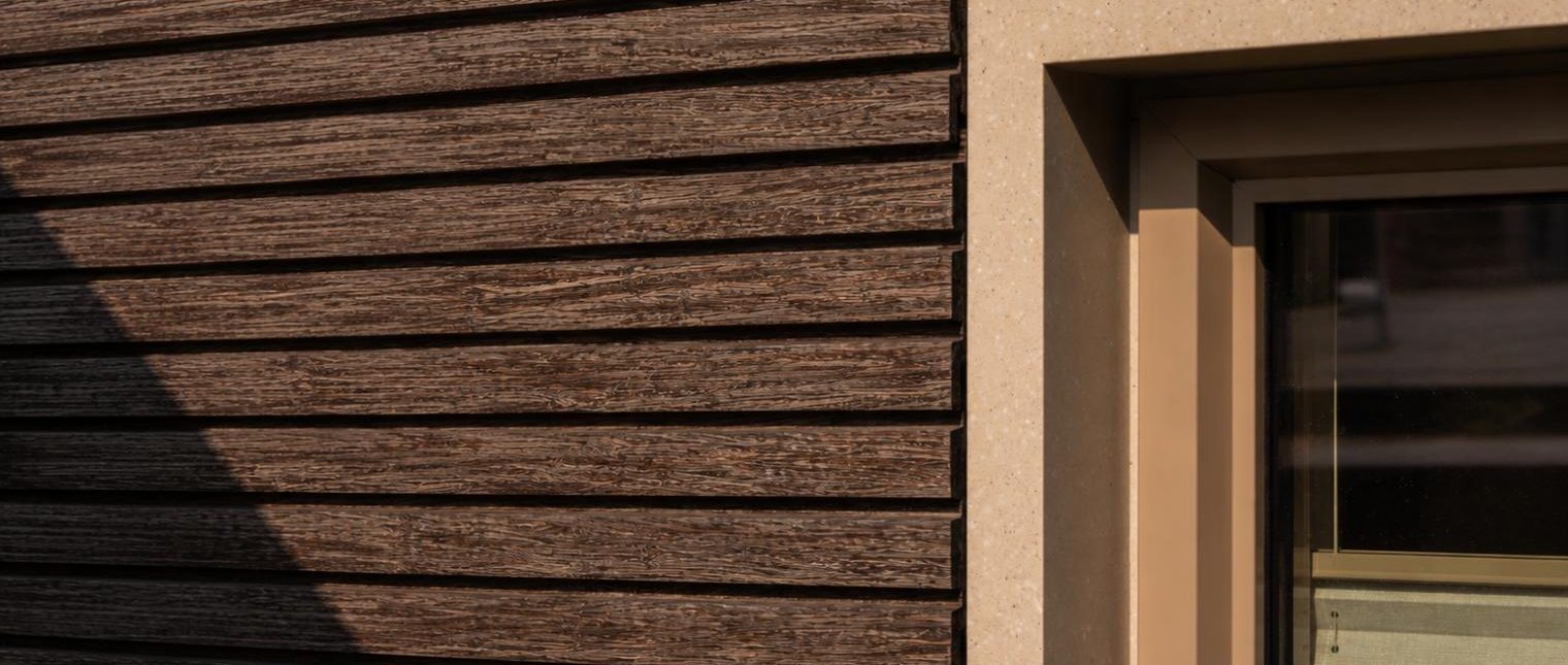 O locuință plutitoare redefinită prin design și durabilitate




Pe unul dintre canalele istorice ale Amsterdamului, o casă plutitoare contemporană demonstrează cum arhitectura și designul interior pot transforma locuirea pe apă într-o experiență confortabilă și sofisticată. Interioarele minimaliste, atent proiectate, păstrează farmecul specific acestor locuințe emblematice, răspunzând în același timp exigențelor stilului de viață modern.

În întregul proiect, materialul Solid Surface HIMACS contribuie […] Mai mult…