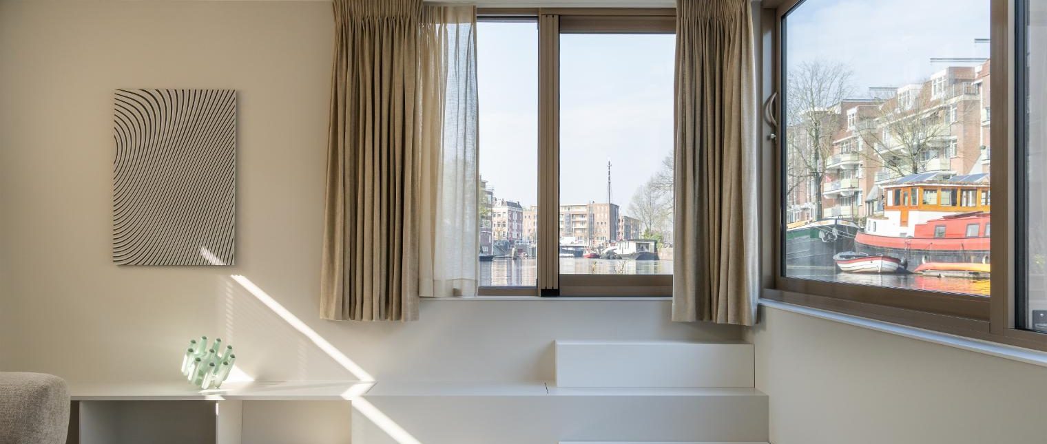 O locuință plutitoare redefinită prin design și durabilitate




Pe unul dintre canalele istorice ale Amsterdamului, o casă plutitoare contemporană demonstrează cum arhitectura și designul interior pot transforma locuirea pe apă într-o experiență confortabilă și sofisticată. Interioarele minimaliste, atent proiectate, păstrează farmecul specific acestor locuințe emblematice, răspunzând în același timp exigențelor stilului de viață modern.

În întregul proiect, materialul Solid Surface HIMACS contribuie […] Mai mult…