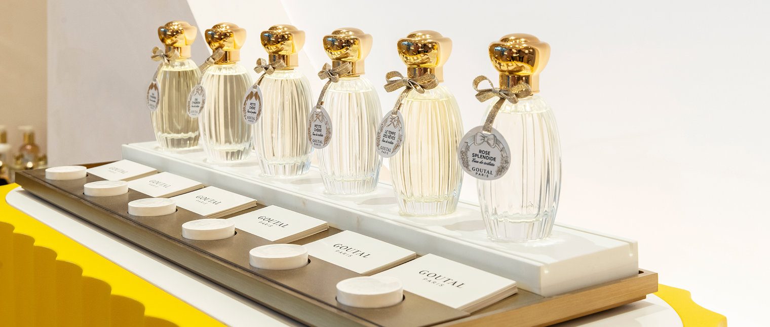 Cunoscută pentru parfumurile sale atemporale și creațiile fine, Maison Goutal aduce în prim-plan arta autentică a parfumeriei, prin esențe elegante și unice, menite să însoțească fiecare clipă a vieții. Cu ocazia renovării boutique-ului său de pe Place Saint-Sulpice din Paris, brandul a colaborat cu agențiile Apanache (pentru design) și TAOS (pentru producție), specializate în mobilier retail de lux și merchandising. […] Mai mult…