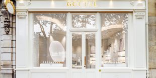 Cunoscută pentru parfumurile sale atemporale și creațiile fine, Maison Goutal aduce în prim-plan arta autentică a parfumeriei, prin esențe elegante și unice, menite să însoțească fiecare clipă a vieții. Cu ocazia renovării boutique-ului său de pe Place Saint-Sulpice din Paris, brandul a colaborat cu agențiile Apanache (pentru design) și TAOS (pentru producție), specializate în mobilier retail de lux și merchandising. […] Mai mult…