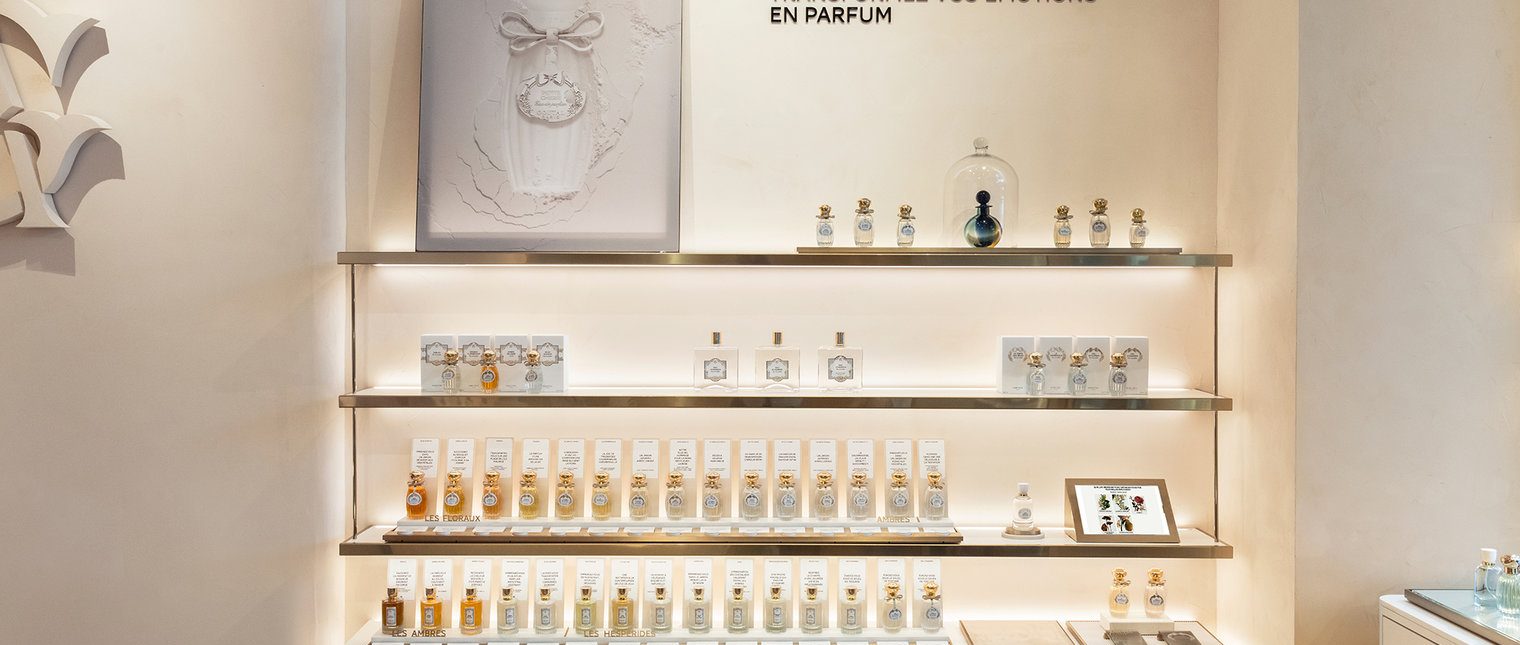 Cunoscută pentru parfumurile sale atemporale și creațiile fine, Maison Goutal aduce în prim-plan arta autentică a parfumeriei, prin esențe elegante și unice, menite să însoțească fiecare clipă a vieții. Cu ocazia renovării boutique-ului său de pe Place Saint-Sulpice din Paris, brandul a colaborat cu agențiile Apanache (pentru design) și TAOS (pentru producție), specializate în mobilier retail de lux și merchandising. […] Mai mult…